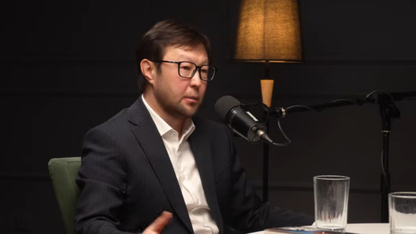 «Айғайлап қуып шықтық»: Ақберен Елгезек Бауыржан Байбекке қатысты ел естімеген оқиға туралы айтты (ВИДЕО)