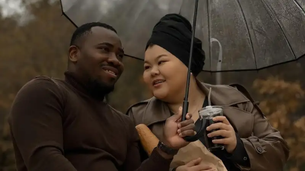 "Әдейі қатер төндіретін әрекет істеген". Афроамерикалық азаматқа тұрмысқа шыққан қазақ қызына қатысты тосын хабар тарады (ВИДЕО)