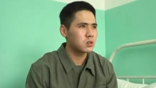 "Ұлымды қорқытып тастаған" - жағы сынған сарбаздың әкесі мәлімдеме жасады (ВИДЕО)