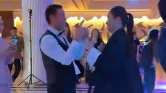 "Үлгеріп жатырмыз...". Әнші Мөлдір Мұқанова мен танымал визажист жігіттің ерекше видеосы желіде тарады