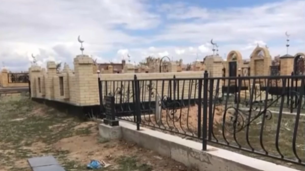 "Үстінде жерлемесе тағы бір адамды қоя алмайды". Қарағанды облысында "ортақ молаға" таласқан екі отбасы арасында дау туды