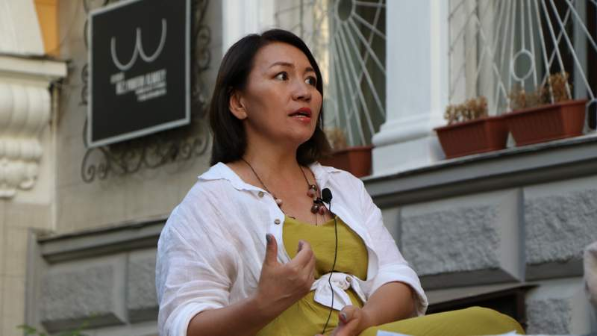 "30 жыл өтті? Не өзгерді? Әлі қорланып отырмын. Бұл елде қазақ тілінде сөйлеу үшін де күресу керек" - ақын Танагөз Толқынқызы 