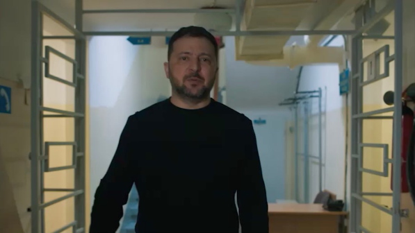 "Қауіп бар... Украинаны шұғыл түрде тастап кету керек". Зеленский жұмыс істеген бункерін көрсетіп, Байденнің "кетіп қал" деп хабарласқанын айтты