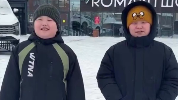 Көкшетаулық екі оқушы Олимпиададан жеңіп алған қаржылай сыйлығын мұқтаж отбасыларға табыстады