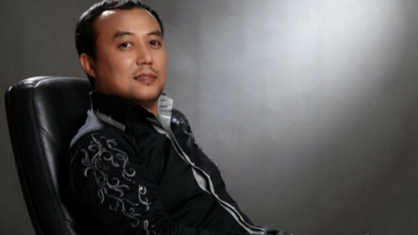 «Тоқтатыңыздар!»: Саят Медеуов қазақтарды арабтармен салыстыратындарды орнына қойды (ВИДЕО)