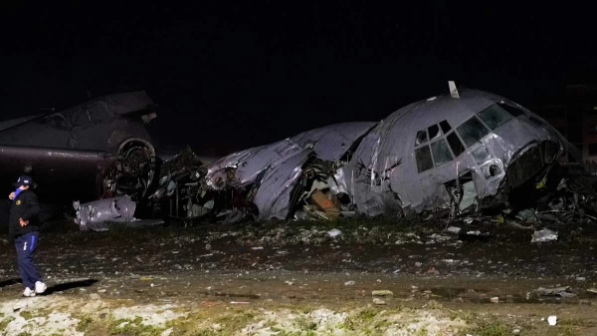 Ақша тиелген ұшақ жолға құлап, 15 адам мерт болды (ВИДЕО)