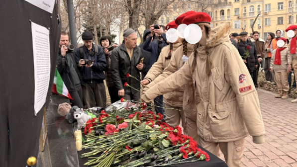 "Қуанғандарды қамап, айыппұл салған". Ресей оқушылары Иранның қаза тапқан көшбасшысы Али Хаменеиді аза тұтып, гүл шоқтарын қойды
