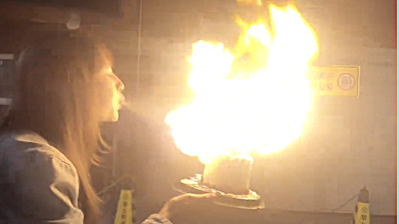 "Иегі мен мойнын да күйік шалған". Танымал актриса туған күнінде торт үрлеймін деп бетін күйдіріп алды