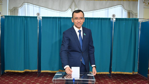 “Еліміз үшін аса маңызды әрі жауапты күн”: Мәулен Әшімбаев референдумда дауыс берді  