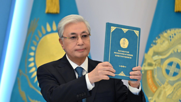 Президент Конституцияны іске асыру жөніндегі шаралар туралы Жарлыққа қол қойды