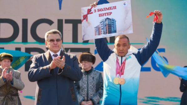 Лайықты құрмет! Қызылжарда Паралимпиада чемпионы Ербол Хамитовке пәтер кілті табысталды
