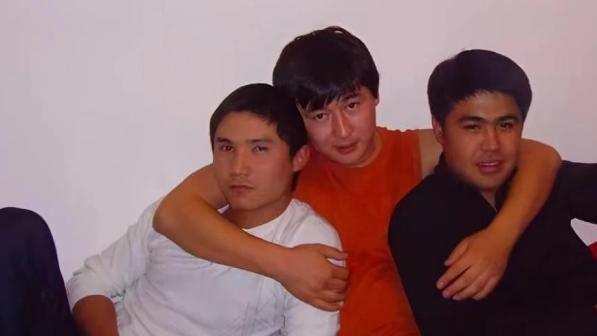 “Сен кеткенде жыладық… Өлмейтіндей жүргеніміз үшін кешір”: Бағлан Әбдірайымов марқұм досын есіне алып, әсерлі жазба жариялады