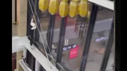 Атырауда сауда орталығында жасөспірім биіктіктен құлап кетті (ВИДЕО