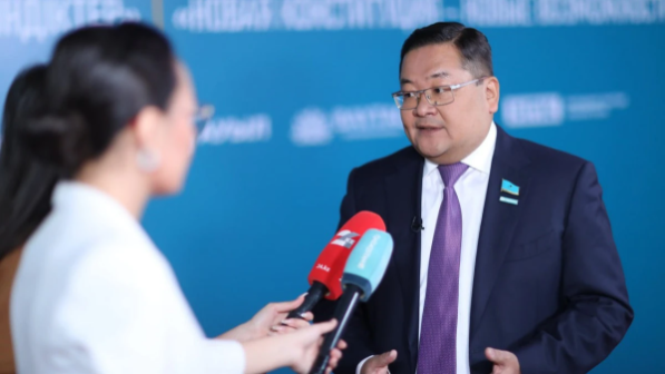 "Орынсыз амбиция, қыңырлық, төзімсіздік пен жеккөрушілікке толы" - Айдос Сарым әлеуметтік желі оқырмандар туралы айтты