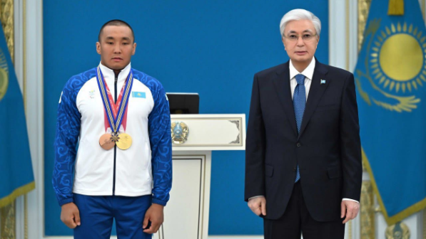 Президент Милан Паралимпиада ойындарының чемпионы Ербол Хамитовты марапаттады (ФОТО)