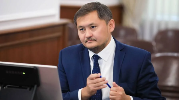 «Қазақстанда университеттер неліктен жаппай жабылып жатыр?»: Саясат Нұрбек ашық түрде жауап берді (ВИДЕО)