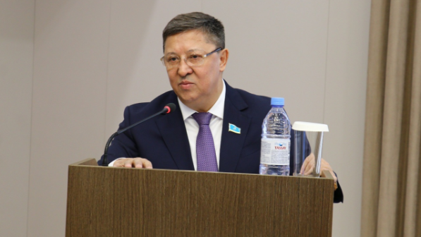 «Зейнетке жасқа байланысты емес, еңбек өтіліне қарай шығару…»: Амангелді Нұғманов ел күтпеген ұсыныс білдірді