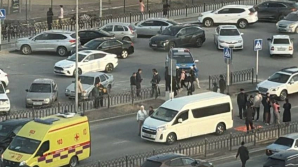 “Оқиға орнында көз жұмды”. Атырауда мектеп маныңда бірінші сынып оқушысын көлік қағып кетті