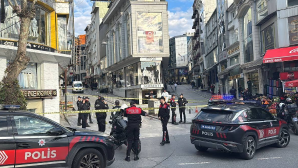 Стамбулда қазақстандық курьерге оқ атылды: шабуыл сәті видеоға түсіп қалған