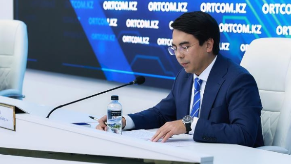 Вице-министр Бахтияр Жазықпаев Мәжілісте қазақ тіліндегі сұрақты түсінбегені үшін сынға қалды (ВИДЕО)