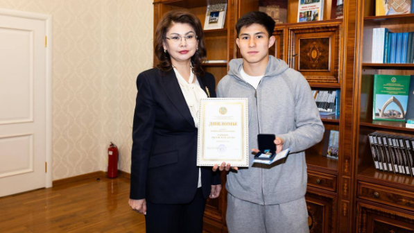 «Өскелең ұрпаққа үлгі»: Аида Балаева Дастан Сәтпаевты ресми түрде марапаттады