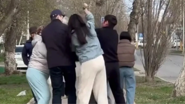 "Жеңіл жүрістілерден ауру бала туады". Тосын мәлімдеме жасаған блогер Қостанайда төбелесіп қалды