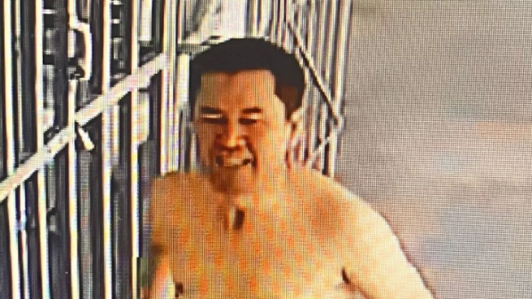 "Ересектер қарап тұр" - Көшеде тыр жалаңаш ер адам балаларды қуалаған