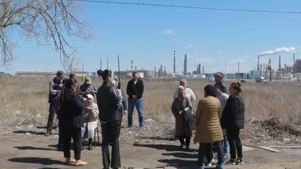 «Зауыт улап жатыр… Ауру болдық…»: Атырау облысы тұрғындары талаптарын айтты (ВИДЕО)