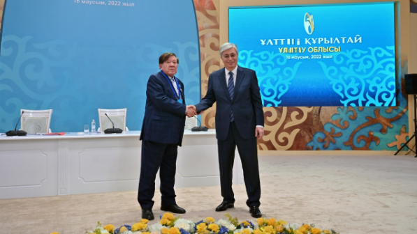 «Жарқын бейнесі халқымыздың жадында мәңгі сақталады»: Президент Мұхтар Шахановтың отбасына көңіл айтты