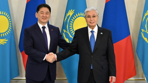 “Тарихы ортақ, тамыры бір бауырлас елдерміз”: Қасым-Жомарт Тоқаев Ақордада Моңғолия президентін қарсы алды