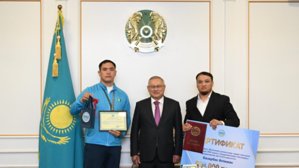 “Қажырлы еңбектің нәтижесі”: Жетісу облысының әкімі XXV Сурдлимпиада ойындарының жүлдегері Рамазан Әбдрасілге пәтер кілтін табыстады