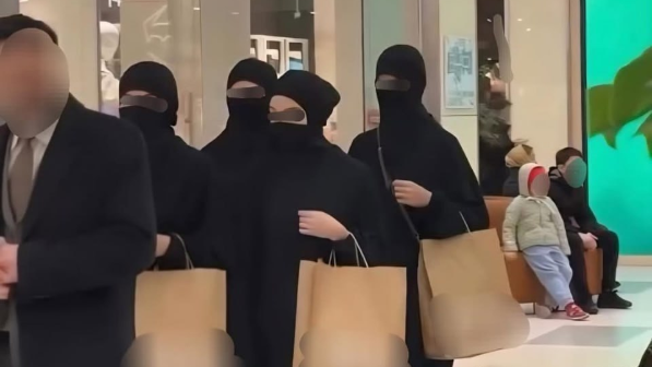 Алматыда ер адам бетін тұмшалаған төрт әйелмен заң бұзды (ВИДЕО)