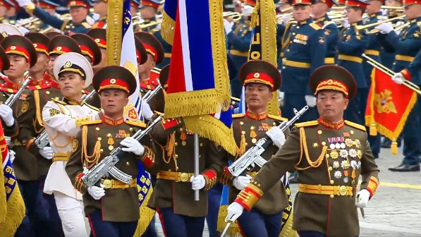 Мәскеудегі Қызыл алаңда өткен әскери парадқа алғаш рет КХДР сарбаздары қатысты