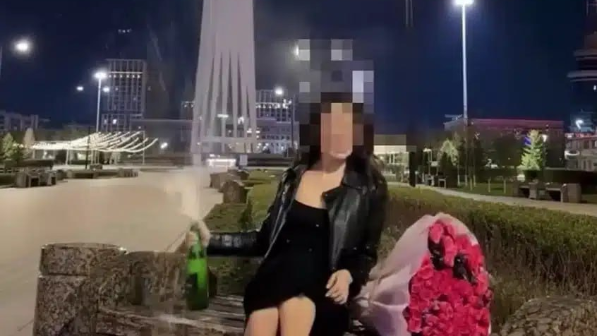 "Бәйтерек түбінде шампан атып, тренд видео түсірген". Астанадағы Бәйтерек маңын "ластап", шампан атып, видео түсірген қызға айыппұл салынды