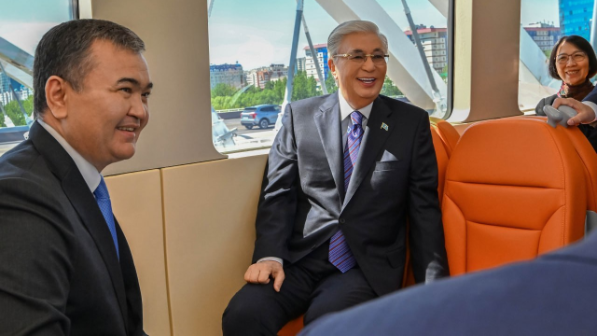 "Әуежайдан теміржол вокзалына дейінгі бағытты қамтиды". Қасым-Жомарт Тоқаев Астанадағы LRT жобасын іске қосты