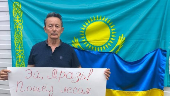 «Путин, Қазақстаннан кет!» деген жазу жариялаған белсендіні полиция ұстап, босатты