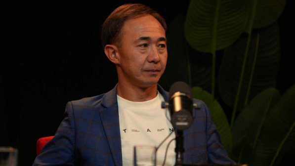 "Даңғаза, ақымақ әйелдердің қабылдаған шешіміне еріп кетпеу керек". Заңгер мектеп аяқтау кешіндегі ысырапшылдықты сынға алды