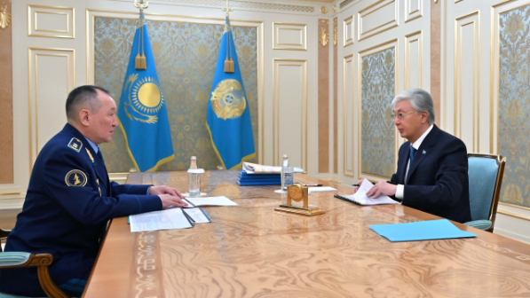 “Әскери қызметшілердің мәртебесін көтеру”: Президент Қорғаныс министрі Дәурен Қосановты қабылдады