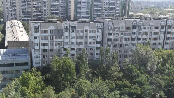 1 жылға сотталды - Алматыда 1 бөлмелі пәтерге 1 мың адам тіркелген