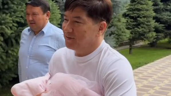 "Маңдайыңа әдемі тағдыр жазсын!". Сәкен Майғазиев жақында дүниеге келген немересіне қатысты қуанышты жаңалығын бөлісті