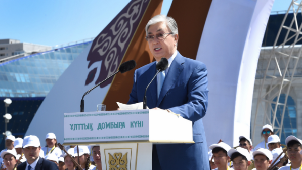 Президент Тоқаев қазақстандықтарды Ұлттық Домбыра күнімен құттықтады (ВИДЕО)