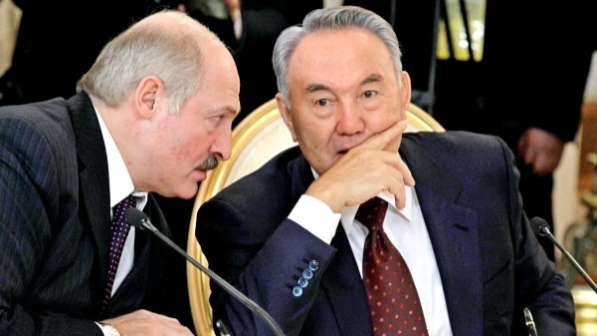 “Есіміңіз айрықша орын алады. Жоғары бағалаймыз”: Лукашенко Назарбаевты туған күнімен құттықтады