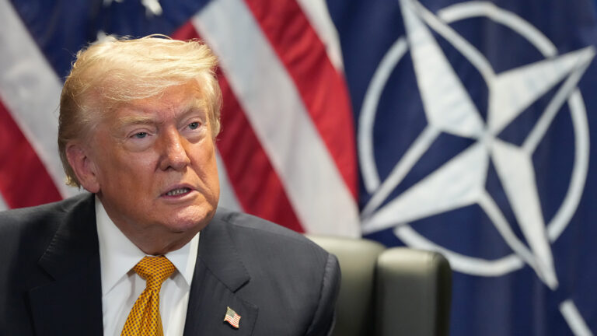 «Зеленский мен Путинді шатастырып алды»: Трамп НАТО саммитінде өрескел қате жіберді