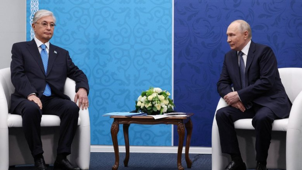 “Бір тәулік ішінде тоқтатуға болады”: Кремль Тоқаевтың Украинадағы қақтығысты тоқтату туралы ұсынысына жауап берді