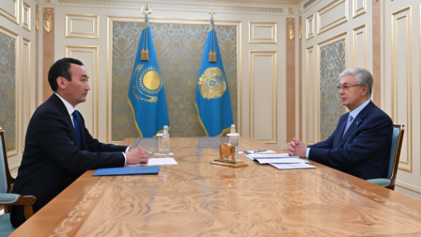 «Алдағы кезең жоспарлары жөнінде баяндалды»: Президент Ұлытау облысының әкімін қабылдады