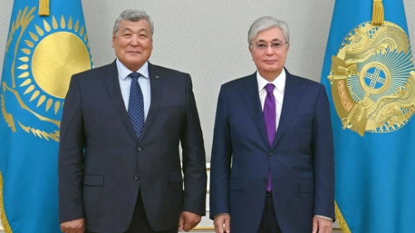 «Зеңгір көкке көтерілген қазақтың тұңғыш ғарышкері атандыңыз»: Президент Тоқтар Әубәкіровті 80 жас мерейтойымен құттықтады