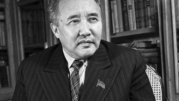 "Абай жолы" романының арасынан тауып алған". Заңғар жазушы Мұхтар Әуезовтің бұрын жарияланбаған хаты табылды