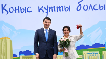 Алматы әкімі Дархан Сатыбалды жаңа пәтер иелеріне баспана кілтін табыстады