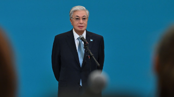 «Оғаш көрінеді»: Президент «бет сүйісіп, құшақтасып» амандасатындарды сынап тастады (ВИДЕО)