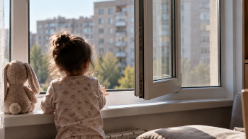 Қайғылы жағдай: Қарағанды облысында 5 жасар бүлдіршін бесінші қабаттан құлап, көз жұмды